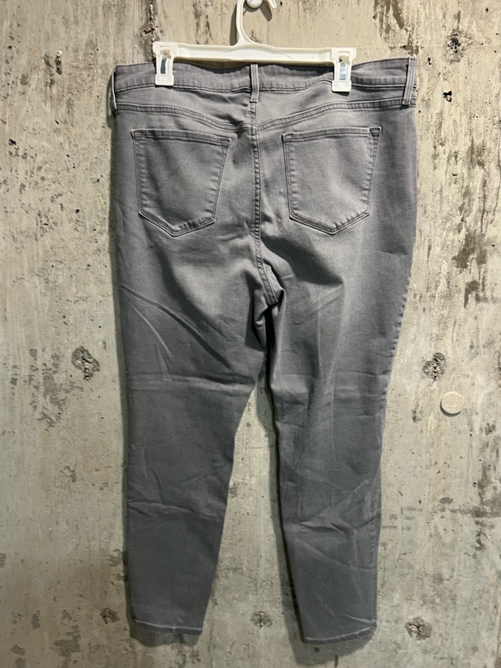 Old Navy Women's Gray Skinny Mid-Rise Jeans - Picture 2 of 4
